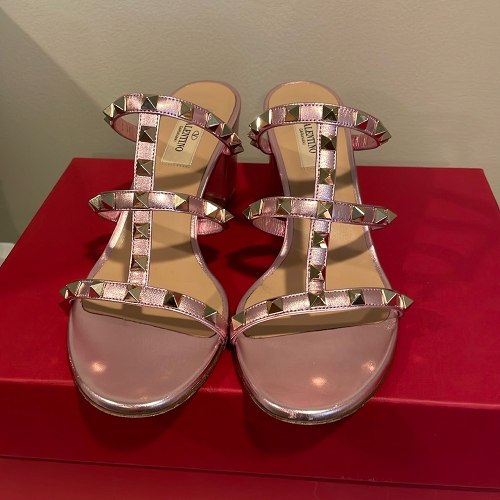 Metallic Valentino cage block sandals! pretty in pink..Valentine’s Day ready 💖.